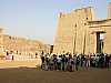 39 - Edfu - Il tempio di Horus - Cortile esterno